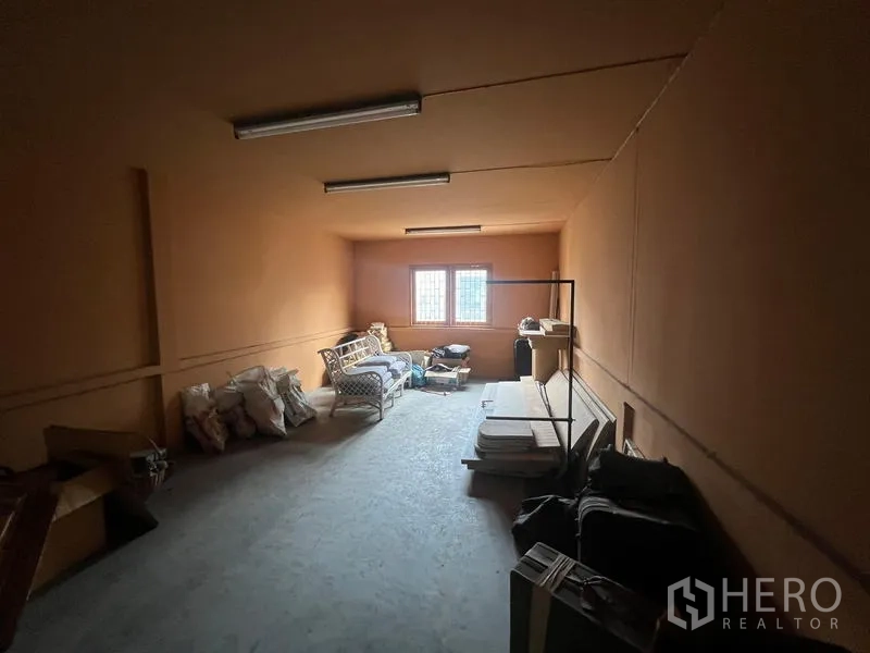 อาคารพาณิชย์ ให้เช่าหรือขายในWatthana, Bangkok - ห้องเก็บของขนาดใหญ่ มีหน้าต่างเล็ก ไฟฟลูออเรสเซนต์ และพื้นคอนกรีต.