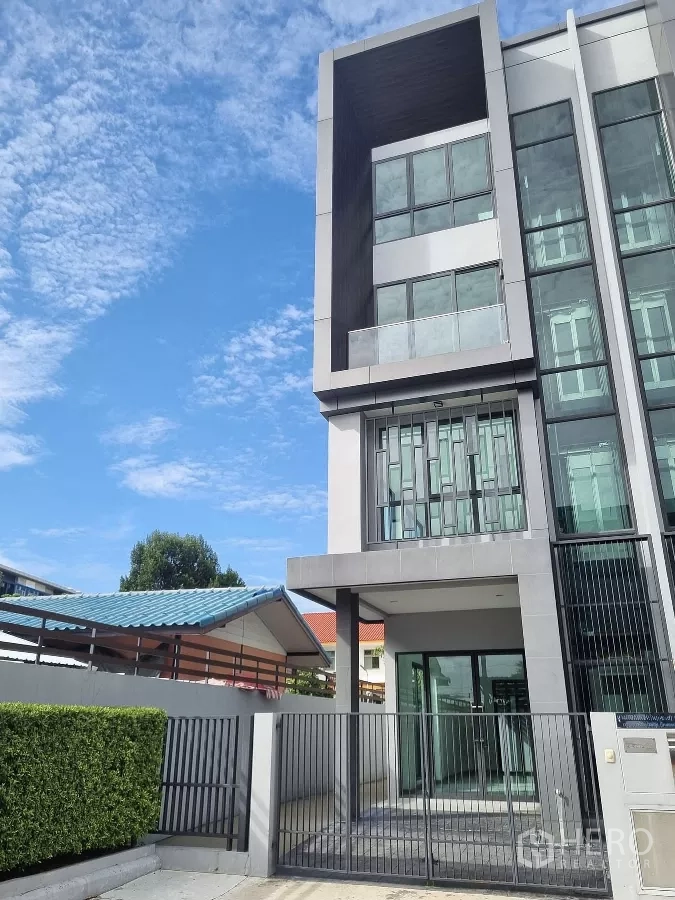 สำนักงานที่บ้าน ให้เช่าในKhlong Toei, Bangkok - ภายนอกโฮมออฟฟิศมุมสี่ชั้นสไตล์โมเดิร์น พร้อมรั้วและกระจกบานใหญ่