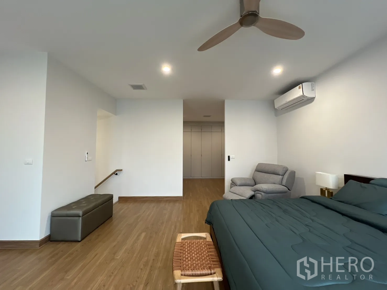 Detached House for rent in Prawet, Bangkok - Master suite corridor leading to built-in wardrobes.