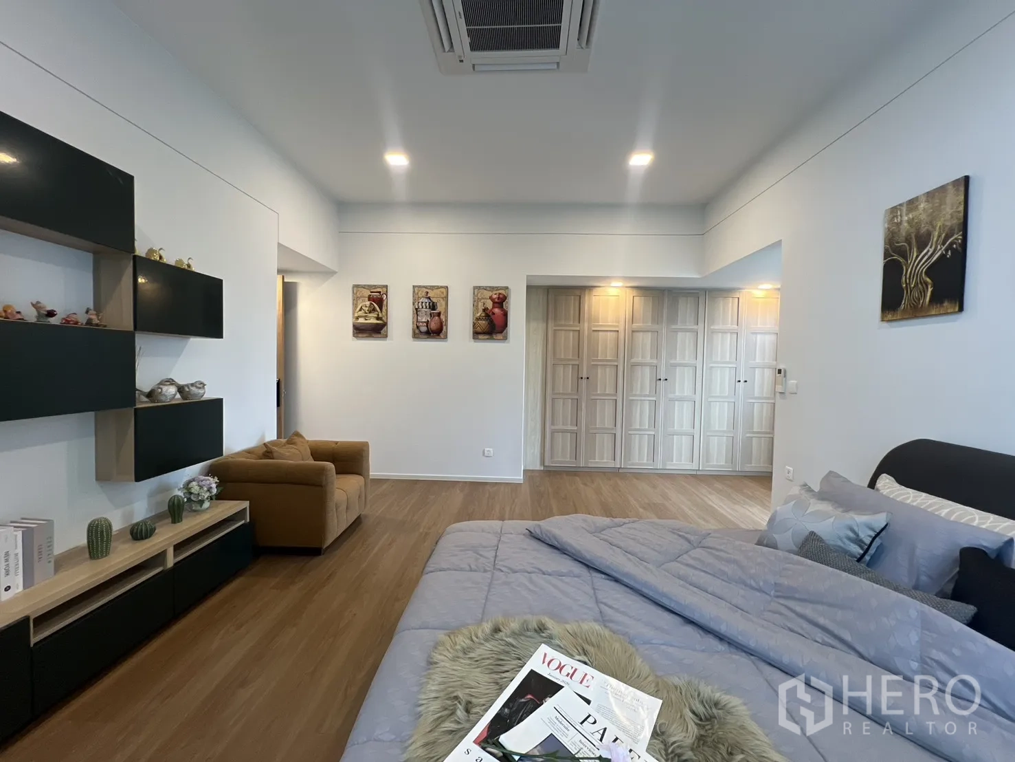 独立式住宅 出租在Saphan Sung, Bangkok - 主卧带嵌入式衣柜与木地板