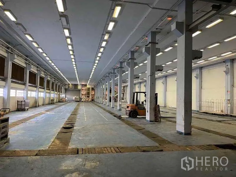 โรงงาน ให้เช่าในPhra Samut Chedi, Samut Prakan - ทางรถวิ่งด้านหลังมุ่งสู่ประตูม้วนและอาคารบริการข้างแนวต้นไม้