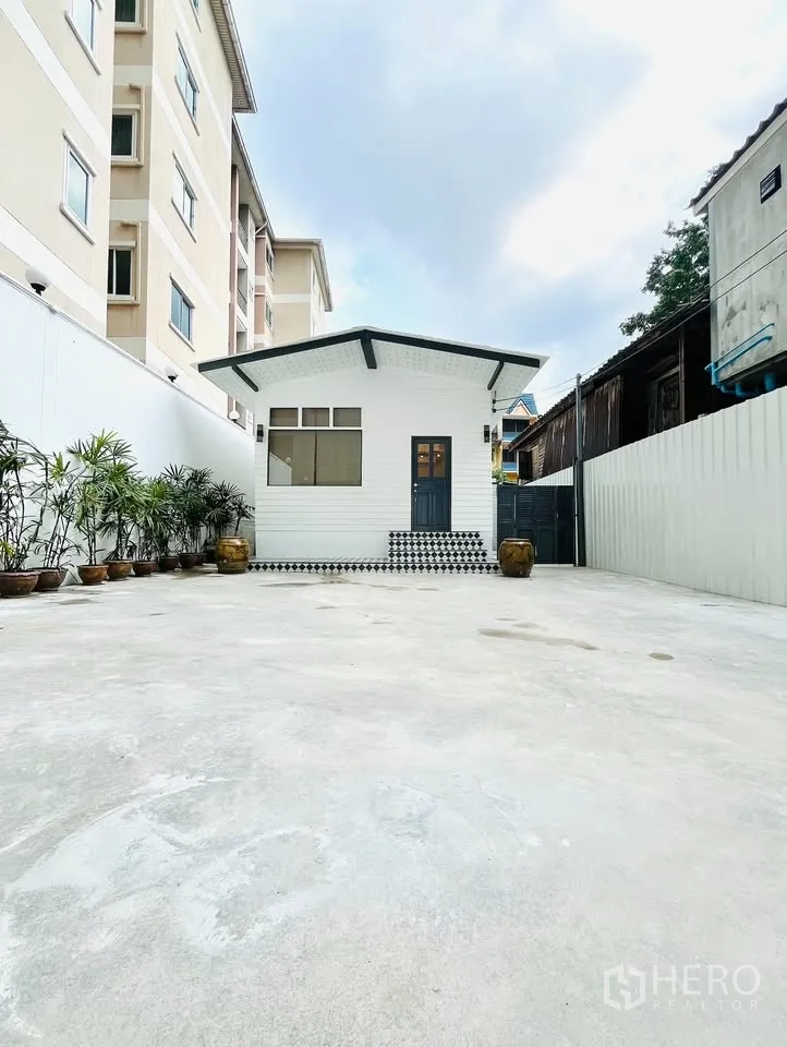 บ้าน ให้เช่า - ลานคอนกรีตกว้างหน้าบ้านชั้นเดียว เหมาะจุดนั่งเล่นหรือจอดมอเตอร์ไซค์