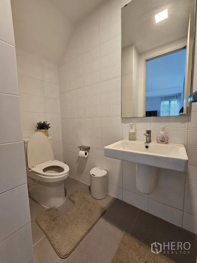 บ้าน ให้เช่าในPrawet, Bangkok - ห้องน้ำชั้นล่าง กระเบื้องสีขาว อ่างล้างหน้า และโถสุขภัณฑ์