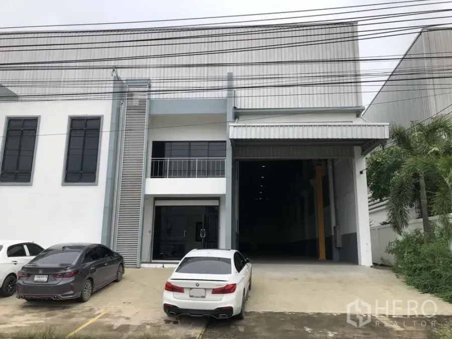 工厂 出租或出售在Bang Phli, Samut Prakan - 工厂立面带办公室与卷帘装卸口，前方设有停车位，位于三府府。