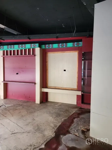 พื้นที่ขายปลีก ให้เช่าในKhlong Toei, Bangkok - ผนังไฮไลต์พร้อมช่องโชว์และลายตกแต่งภายในยูนิต