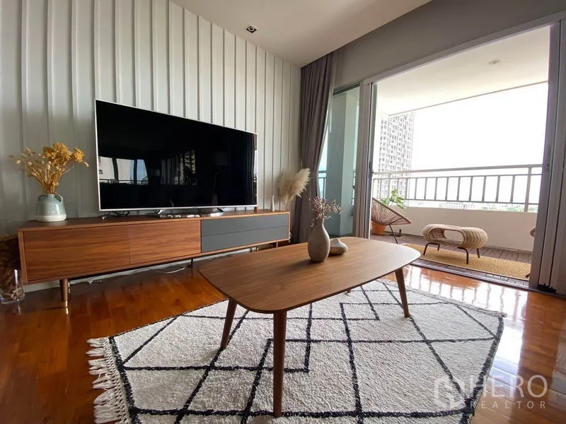 คอนโด ให้เช่าในSathon, Bangkok - มุมนั่งเล่นทีวีพร้อมตู้คอนโซลและโต๊ะกาแฟ เปิดเชื่อมระเบียง