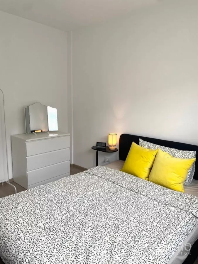 联排别墅 出租在Prawet, Bangkok - 明亮卧室，双人床配黄色靠枕。