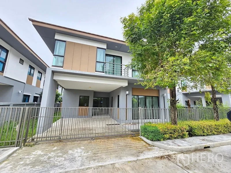 Detached House for rent in Prawet, Bangkok - Modern two-storey detached house with gated driveway and tree-lined frontage in Prawet, Bangkok.