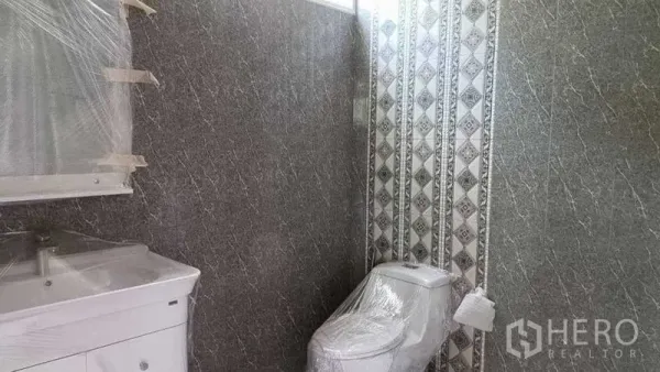 สำนักงานที่บ้าน ขายในHuai Khwang, Bangkok - ห้องน้ำปูกระเบื้องใหม่ พร้อมตู้ล้างหน้าและโถสุขภัณฑ์ หุ้มพลาสติกป้องกัน