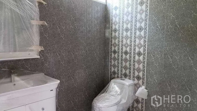 สำนักงานที่บ้าน ขายในHuai Khwang, Bangkok - ห้องน้ำปูกระเบื้องใหม่ พร้อมตู้ล้างหน้าและโถสุขภัณฑ์ หุ้มพลาสติกป้องกัน