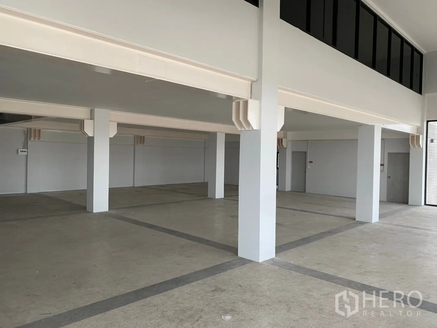 货栈 出租在Lat Krabang, Bangkok - 仓库一层开阔空间，混凝土地面与承重立柱