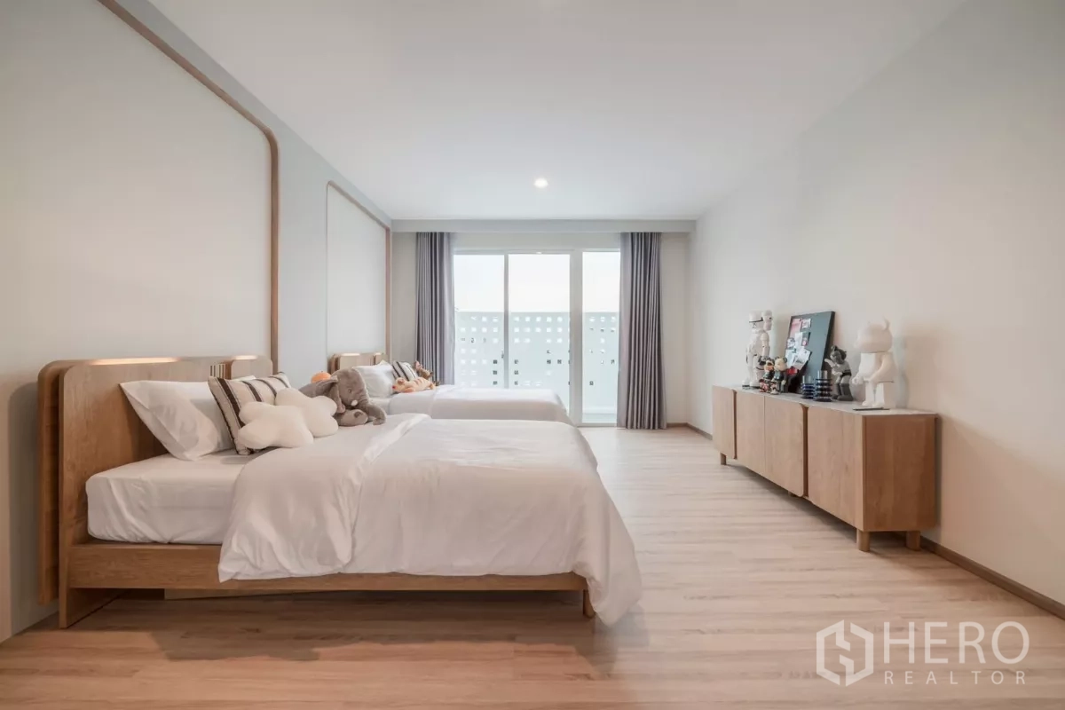 บ้าน ให้เช่าในSaphan Sung, Bangkok - ห้องนอนขนาดใหญ่เตียงคู่ ตู้บิลท์อิน และประตูกระจกออกระเบียง