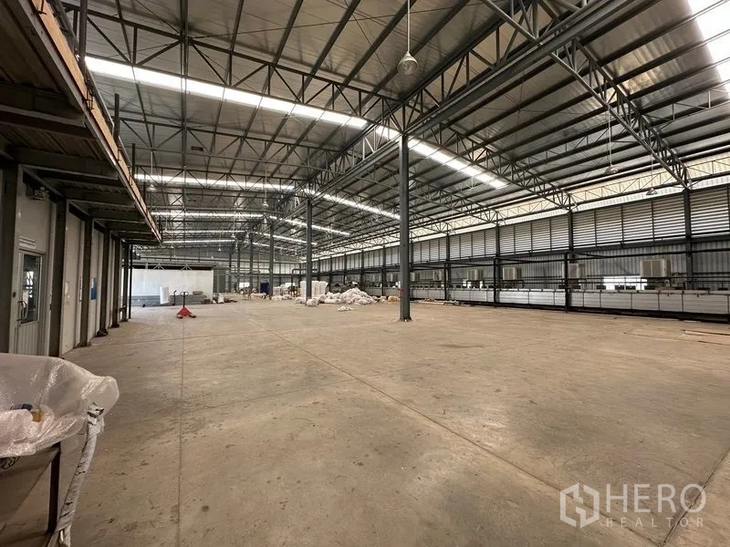 工厂 出售在Phra Nakhon Si Ayutthaya - 大型仓库内部，天窗与通风百叶结合钢柱结构。