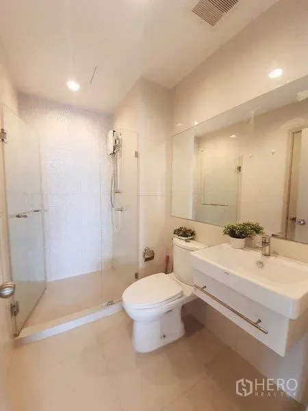 คอนโด ขายในKhlong Toei, Bangkok - ห้องน้ำสมัยใหม่ พร้อมตู้กระจกอาบน้ำ กระจกบานใหญ่ และผนังโทนขาว