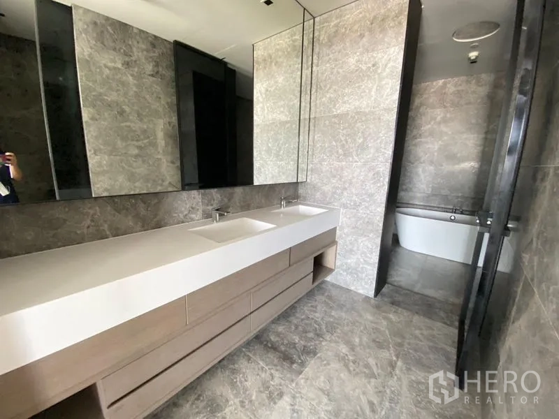 คอนโด ให้เช่า - ห้องน้ำหรู อ่างล้างหน้าคู่ กระจกบานใหญ่ และอ่างอาบน้ำ