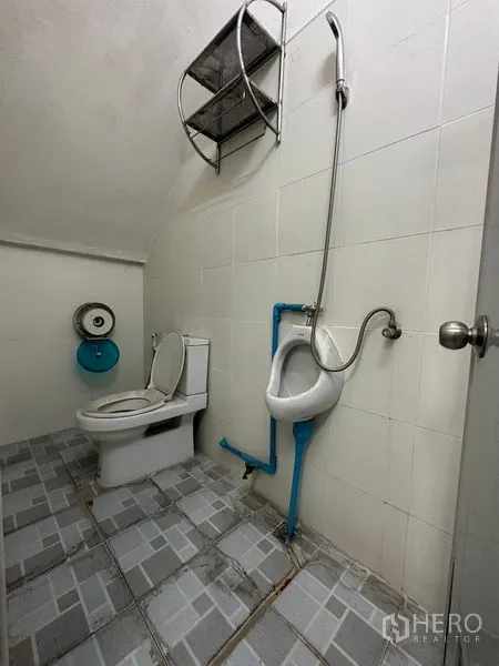 อาคารพาณิชย์ ให้เช่าในBang Na, Bangkok - ห้องน้ำอีกห้องพร้อมโถสุขภัณฑ์ โถปัสสาวะ และฝักบัว บนพื้นกระเบื้อง