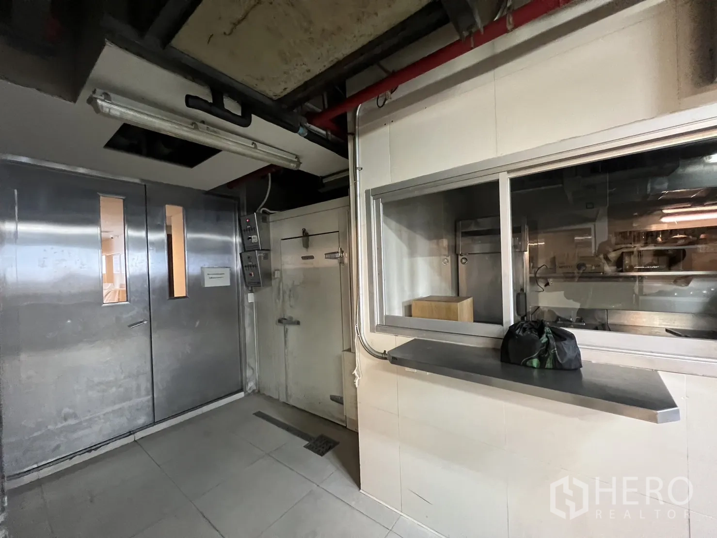 零售空间 出租在Watthana, Bangkok - 后场通道，冷库、双开金属门与传菜窗口