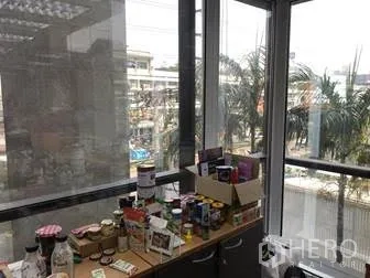 สำนักงาน ให้เช่าในKhlong Toei, Bangkok - มุมหน้าต่างกระจกสองด้านพร้อมวิวเมืองและเคาน์เตอร์วางของ