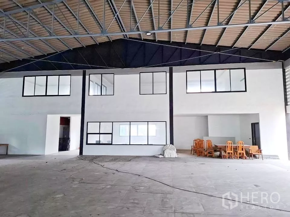 คลังสินค้า ให้เช่าในBang Kapi, Bangkok - ภายในเพดานสูงโครงเหล็ก พร้อมอาคารสำนักงาน 2 ชั้นแบบบิวท์อิน