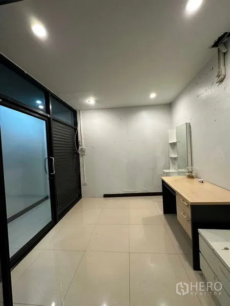 อาคารพาณิชย์ ให้เช่าในChatuchak, Bangkok - ห้องทำงานมีโต๊ะบิวท์อินและประตูกระจกบานเลื่อน.