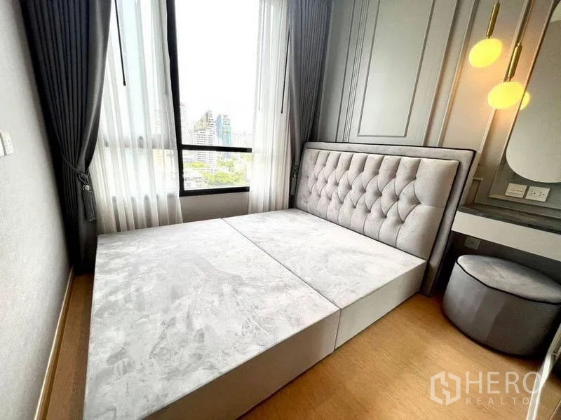 คอนโด ให้เช่าหรือขายในWatthana, Bangkok - ห้องนอนที่สองพร้อมฐานเตียงบุ โคมไฟแขวน และมุมมองเมือง