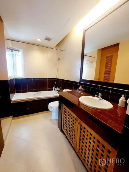 อพาร์ทเมนท์ ให้เช่า - ห้องน้ำพร้อมอ่างอาบน้ำ ฝักบัวเหนืออ่าง อ่างล้างหน้าเดี่ยว และกระเบื้องโทนเข้ม