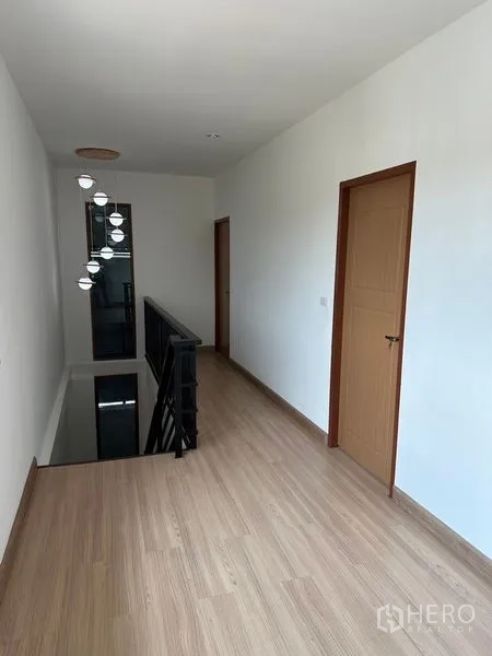 คลังสินค้า ให้เช่าในLam Luk Ka, Pathum Thani - โถงทางเดินชั้นสอง พื้นลามิเนต ผนังสีขาว พร้อมราวกันตกบันได