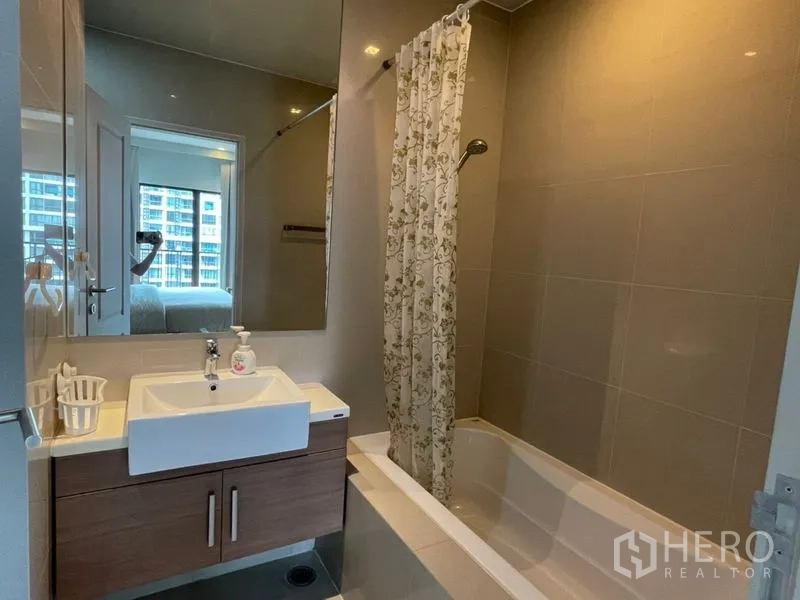 คอนโด ให้เช่าในBangkok - ห้องน้ำพร้อมอ่างล้างหน้า ตู้เก็บของ และอ่างอาบน้ำพร้อมฝักบัว