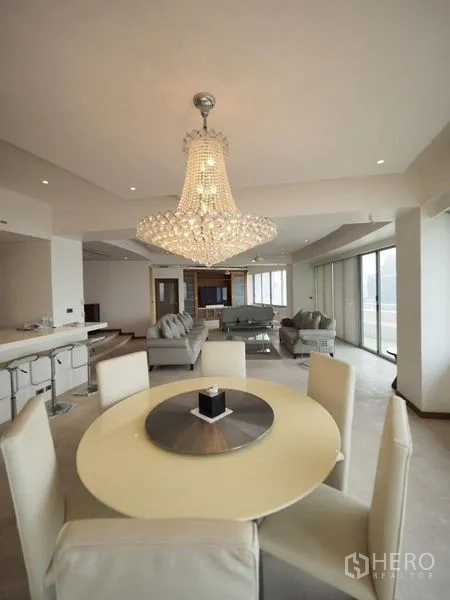 คอนโด ให้เช่าในKhlong San, Bangkok - พื้นที่นั่งเล่นและทานอาหารแบบโอเพ่นสเปซกับโคมระย้าและประตูกระจกบานเลื่อน