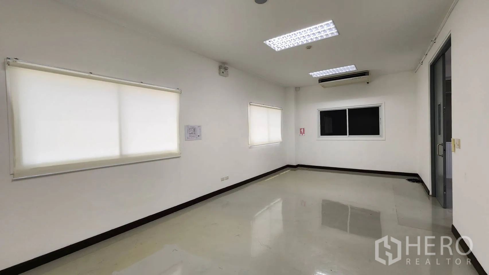 Factory for sale in Bang Bo, Samut Prakan - Large storage area with concrete floor and exposed metal roof truss.