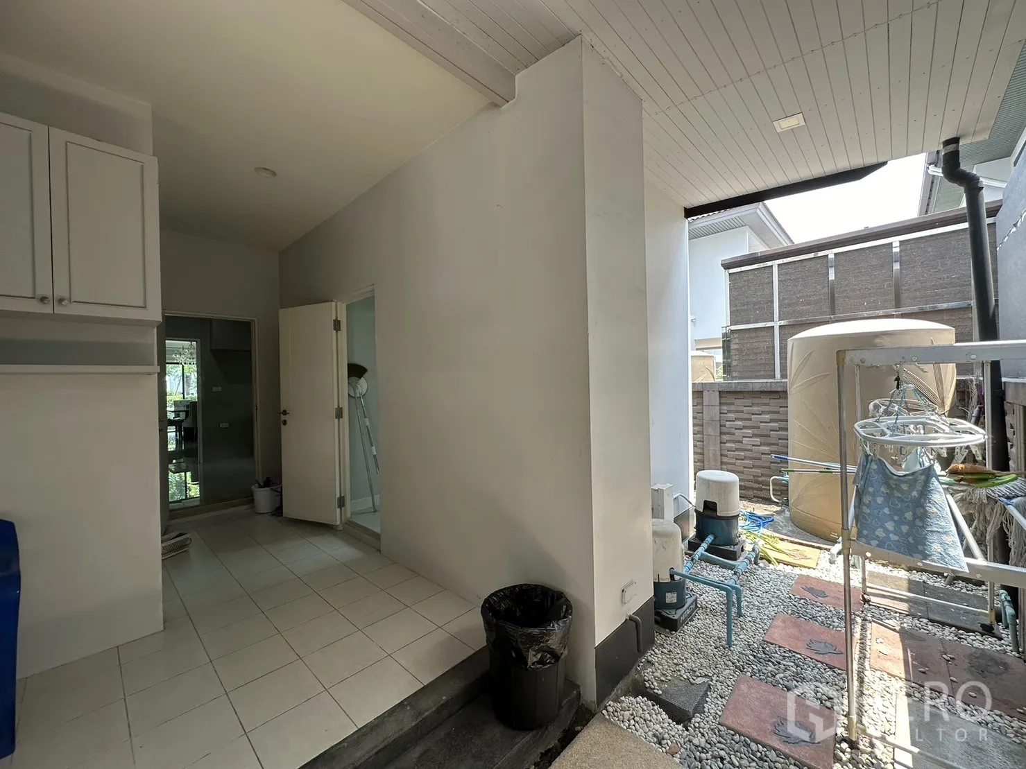 บ้าน ให้เช่าหรือขายในLam Luk Ka, Pathum Thani - พื้นที่ซักล้างกึ่งเอาต์ดอร์ มีแท็งก์น้ำและอุปกรณ์