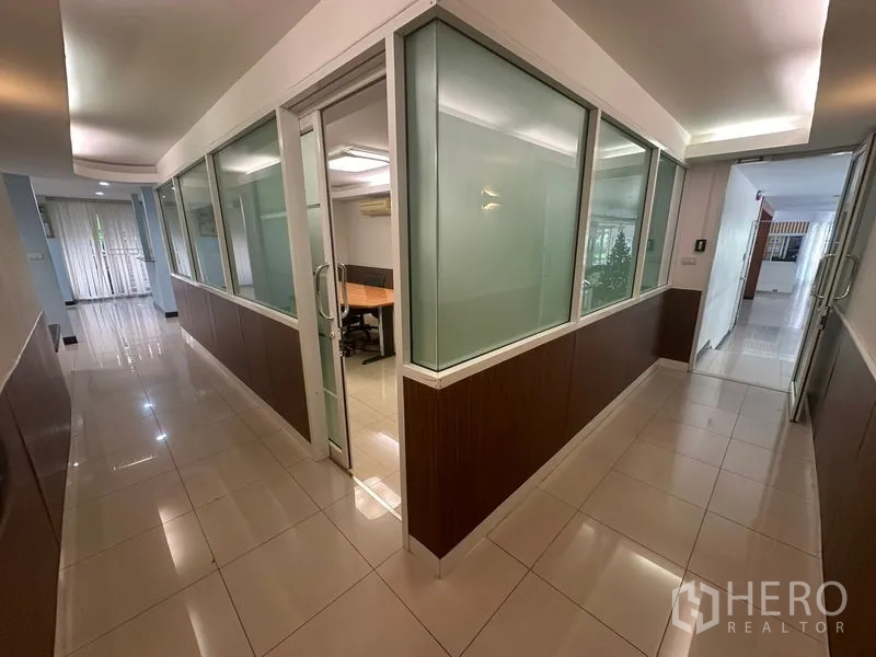 สำนักงาน ขาย - โถงทางเดินกั้นห้องด้วยกระจกฝ้าไปยังสำนักงานหลายห้อง