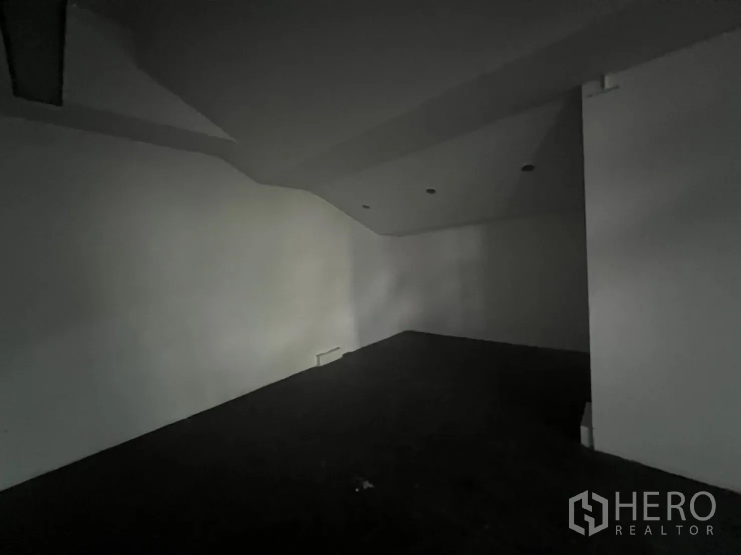 零售空间 出租在Ratchathewi, Bangkok - 封闭储物/办公区，低天花与筒灯