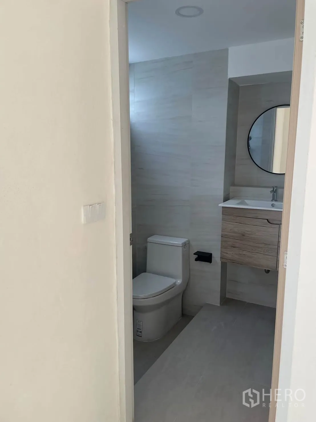 ทาวน์เฮาส์ for rent in Huai Khwang, Bangkok - ห้องน้ำสไตล์โมเดิร์น ผนังสีอ่อน โถสุขภัณฑ์ เคาน์เตอร์อ่างล้างหน้าและกระจกกลม.