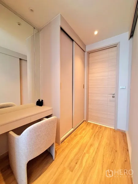 อพาร์ทเมนท์ ให้เช่าในBang Na, Bangkok - มุมมองรวมของโถงนั่งเล่นและทานอาหาร พร้อมโซฟา L‑shape และพื้นไม้