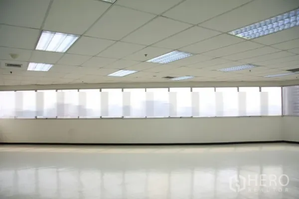 สำนักงาน ให้เช่าในChatuchak, Bangkok - แนวหน้าต่างบานยาวพร้อมม่านกรองแสง รับแสงธรรมชาติทั่วห้อง