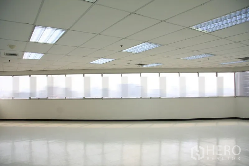 สำนักงาน ให้เช่าในChatuchak, Bangkok - แนวหน้าต่างบานยาวพร้อมม่านกรองแสง รับแสงธรรมชาติทั่วห้อง