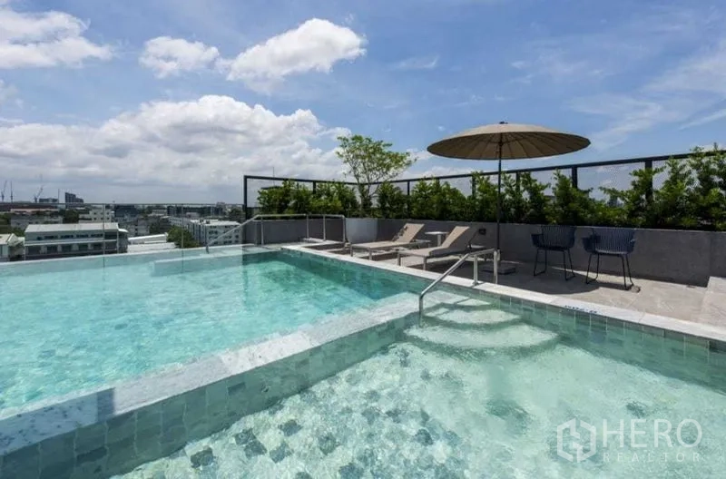 คอนโด ให้เช่าในBang Na, Bangkok - สระว่ายน้ำบนดาดฟ้าพร้อมขั้นน้ำตื้น เตียงอาบแดด และวิวสกายไลน์