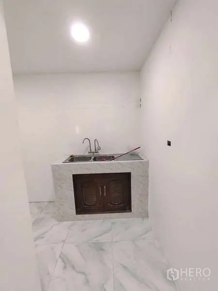 零售空间 出租在Din Daeng, Bangkok - 小型茶水间，双水槽与大理石台面，适合员工使用。