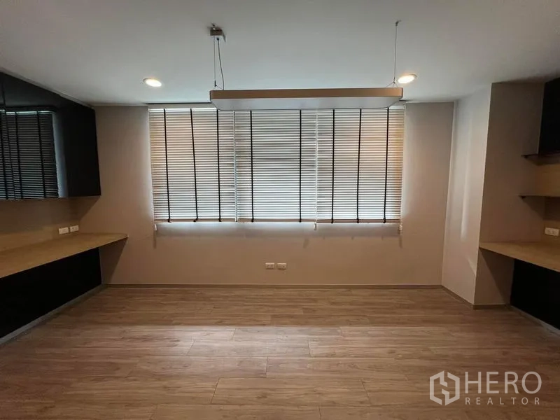 สำนักงานที่บ้าน ให้เช่าในBueng Kum, Bangkok - ห้องอเนกประสงค์พร้อมเคาน์เตอร์ทำงานสองด้านและม่านหน้าต่างบานใหญ่