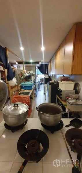 店屋 出租在Khlong Toei, Bangkok - 多头炉灶与锅具的备餐线，连接走廊式厨房
