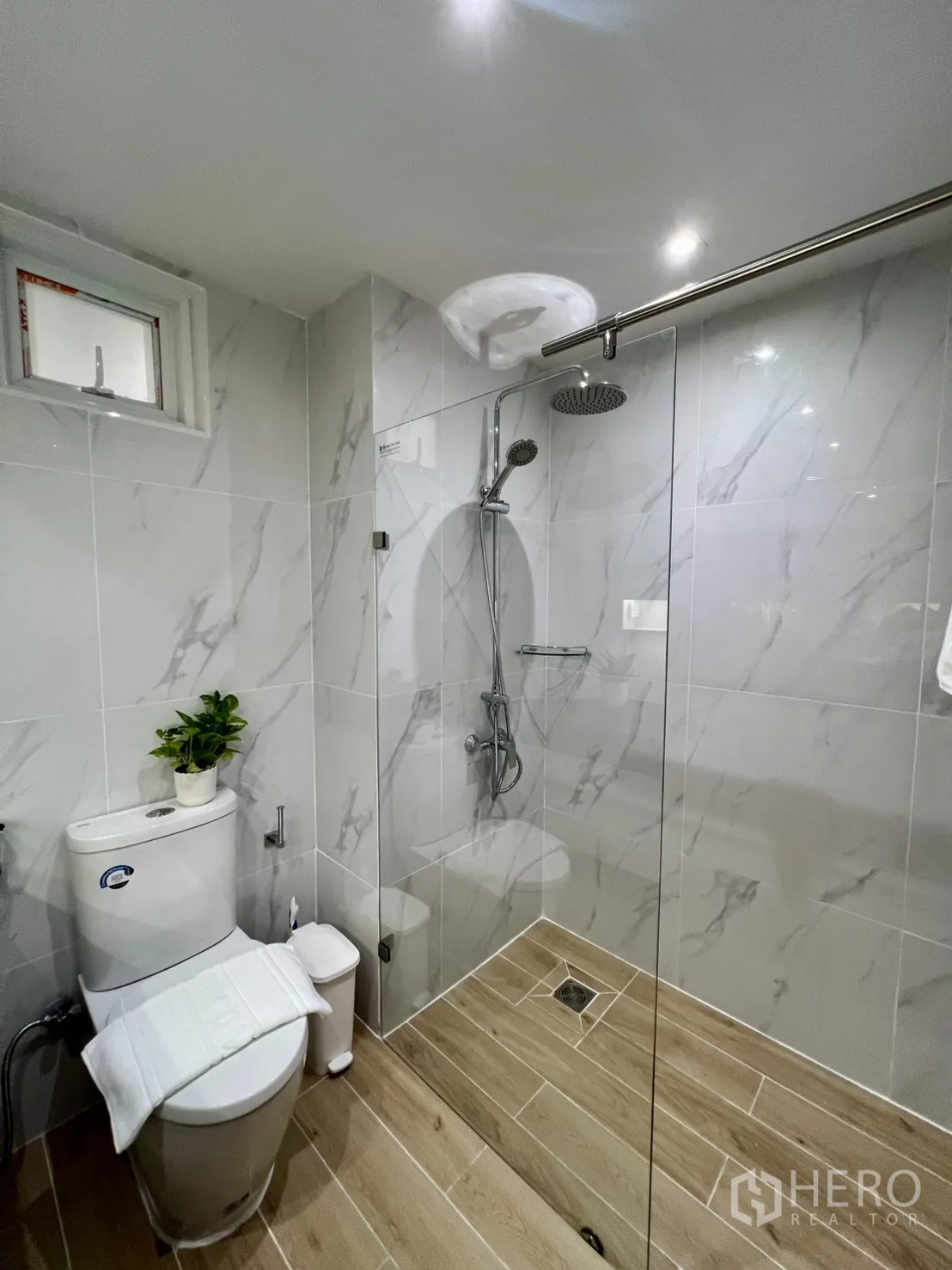 公寓 for sale in Yan Nawa, Bangkok - 现代浴室配玻璃淋浴间、顶喷与坐便器。