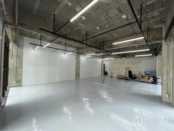 สำนักงาน ให้เช่าในKhlong Toei, Bangkok - ภายในออฟฟิศสไตล์อินดัสเทรียล พื้นอีพ็อกซี่เงา เสาโชว์คอนกรีต และไฟเส้นแขวน