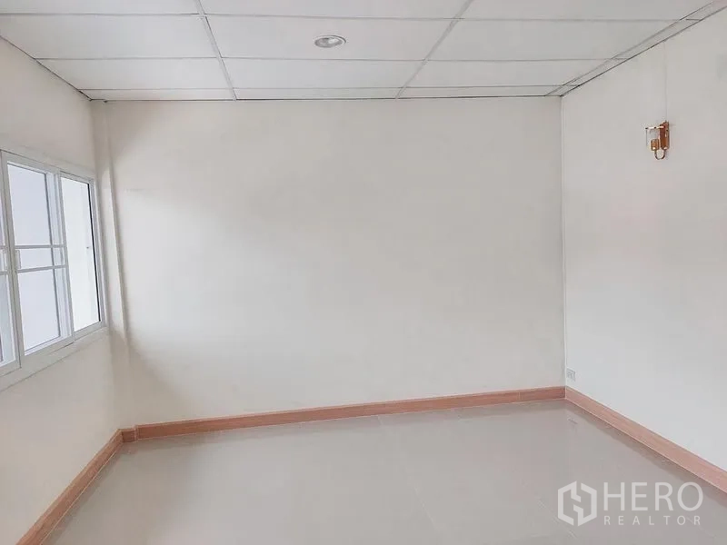 ทาวน์เฮาส์ ให้เช่าในChatuchak, Bangkok - ห้องโล่งมุมบ้าน มีหน้าต่าง ฝ้าเพดานทีบาร์ และพื้นกระเบื้องเงา