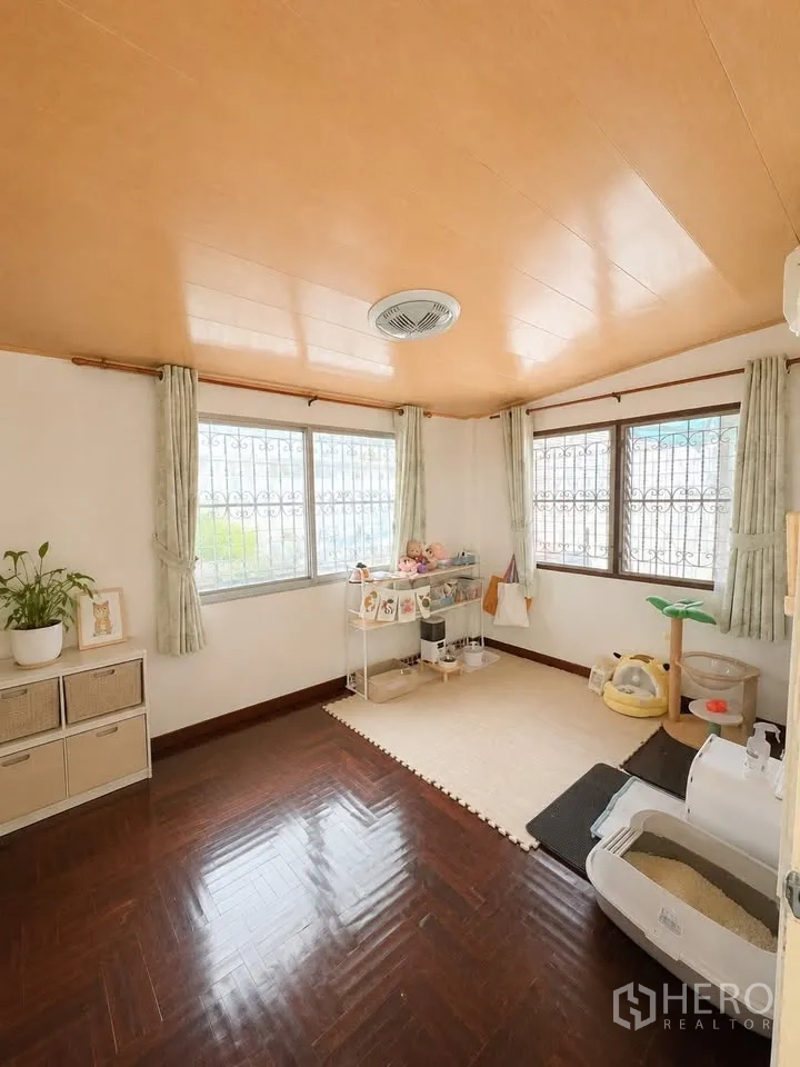 Detached House for rent in Prawet, Bangkok - Bright multipurpose room with parquet flooring, windows and curtains.