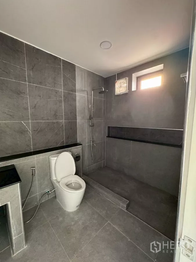 货栈 出租在Krathum Baen, Samut Sakhon - 现代灰色瓷砖卫生间，带淋浴区和坐便