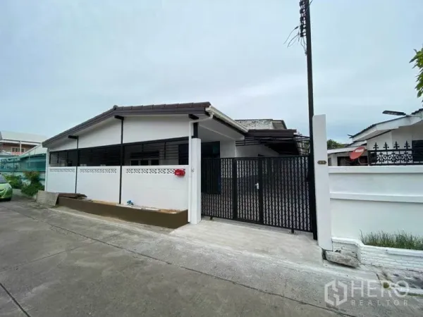 Detached House for rent in Huai Khwang, Bangkok - Single-storey detached house exterior with front gate and driveway.