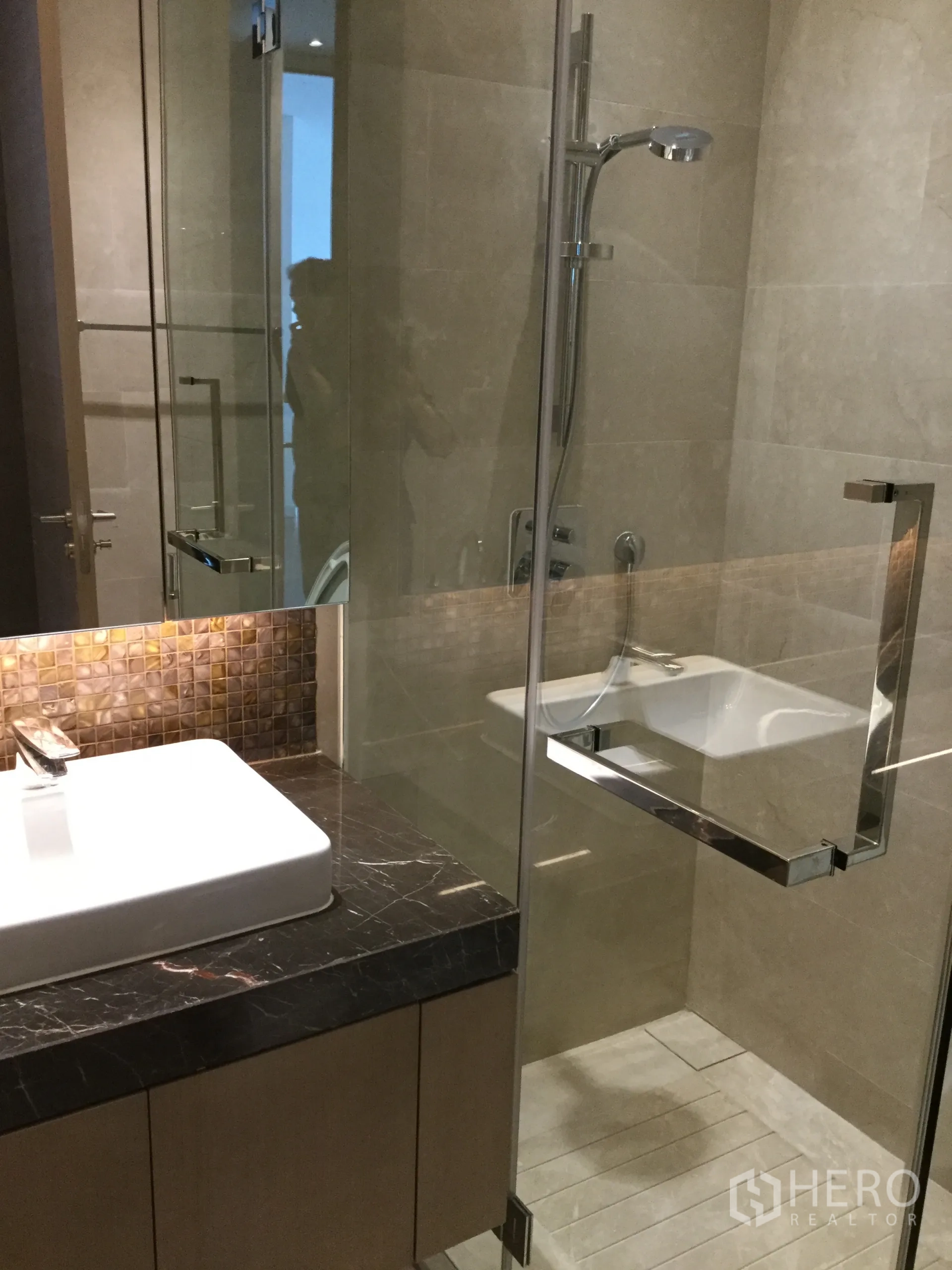คอนโด ให้เช่าในPathum Wan, Bangkok - ห้องน้ำสไตล์โรงแรม มีตู้ชาวเวอร์กระจก อ่างล้างหน้าและเคาน์เตอร์หินอ่อน.