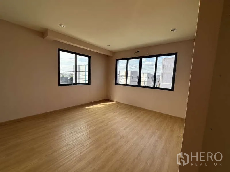 Factory for rent in Lam Luk Ka, Pathum Thani - Corner office with wide windows bringing in natural light.