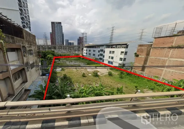 ที่ดิน ขายในSuan Luang, Bangkok - มุมมองจากมุมสูง แสดงแปลงที่ดินทรงสี่เหลี่ยมตีเส้นสีแดงคั่นระหว่างอาคาร